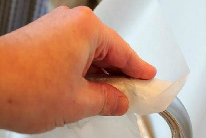 Протрите поверхность крана вощенной бумагой, чтобы надолго избавится от пятен.