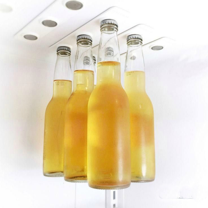 Оригинальный способ хранения бутылок, который поможет сэкономит пространство в холодильнике.