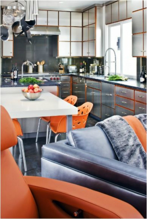Современная кухня в серо-оранжевых цветах.