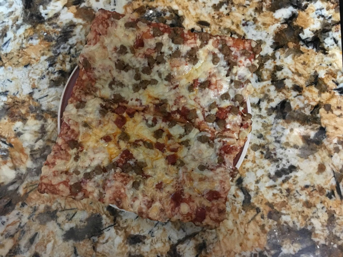 Пицца под стать скатерти.