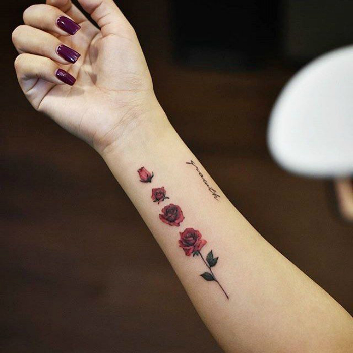 Татуировка в виде роз.