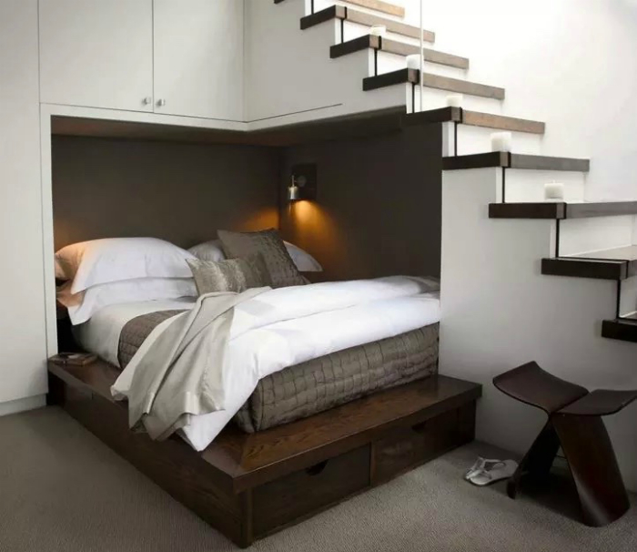 Кровать под лестницей.