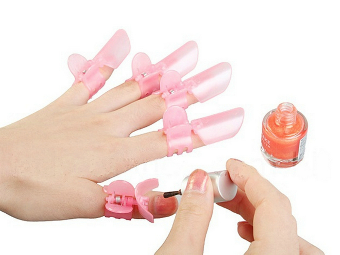 Специальные клипсы на пальчики, которые защитят свежевыкрашенные ногти.