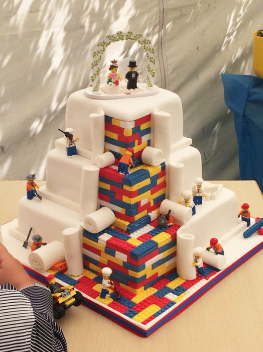 Прекрасный трехслойный свадебный торт, по мотивам детского конструктора «Лего».
