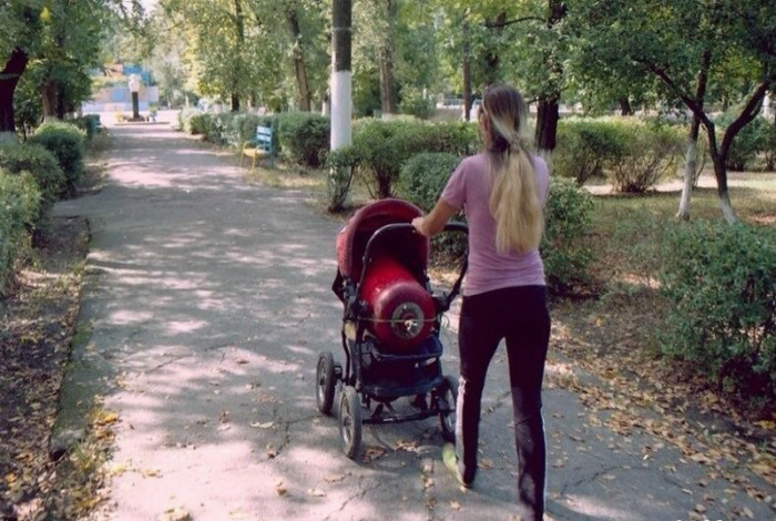 Уставшая мамочка взяла на прогулку газовый баллон, вместо малыша.