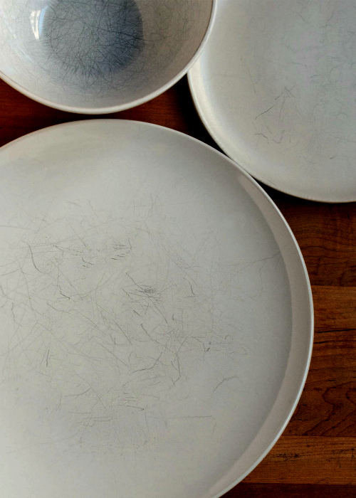 Царапины на керамической посуде. | Фото: www.thekitchn.com.