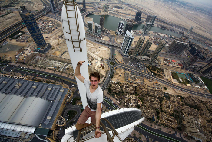 Парень сделал селфи на крыше самого высокого небоскреба Дубая.