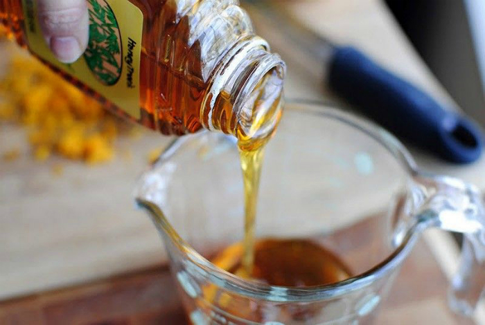 Смажьте ложку растительным маслом, чтобы мед не прилипал к ней.