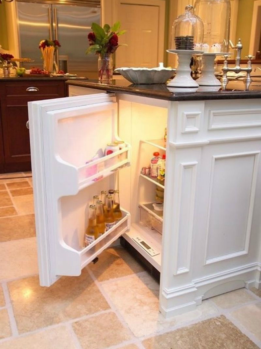 Маленький холодильник, встроенный в кухонный шкафчик - идеальное решения для большой семьи.