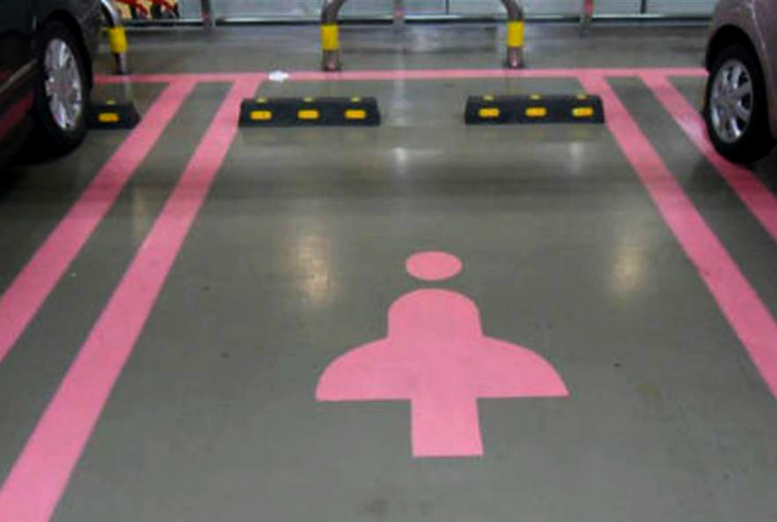 Парковочные места для женщин.