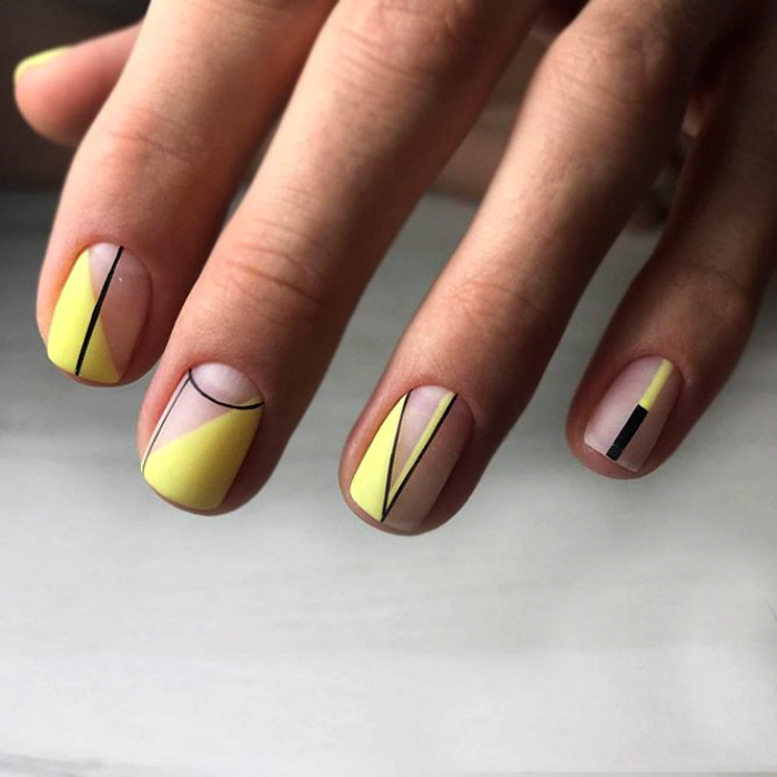 Минималистичная геометрия на ногтях. | Фото: Nail Designs.