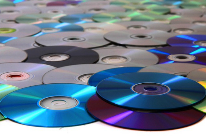 Коллекция компакт-дисков. | Фото: homebuilding.ru.