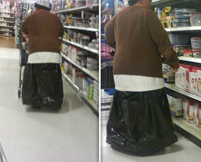 Мужчина, демонстрирующий потрясающую юбку из мусорного пакета.