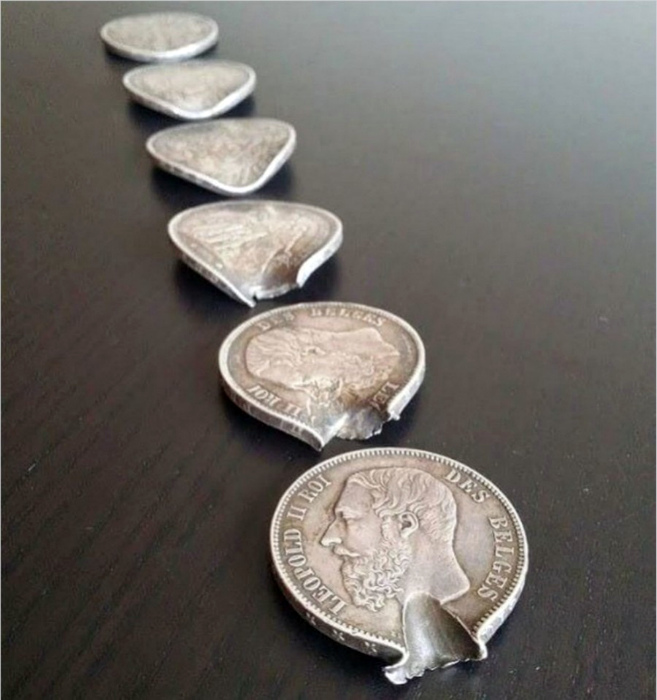 Монеты времен войны со следом от пуль.