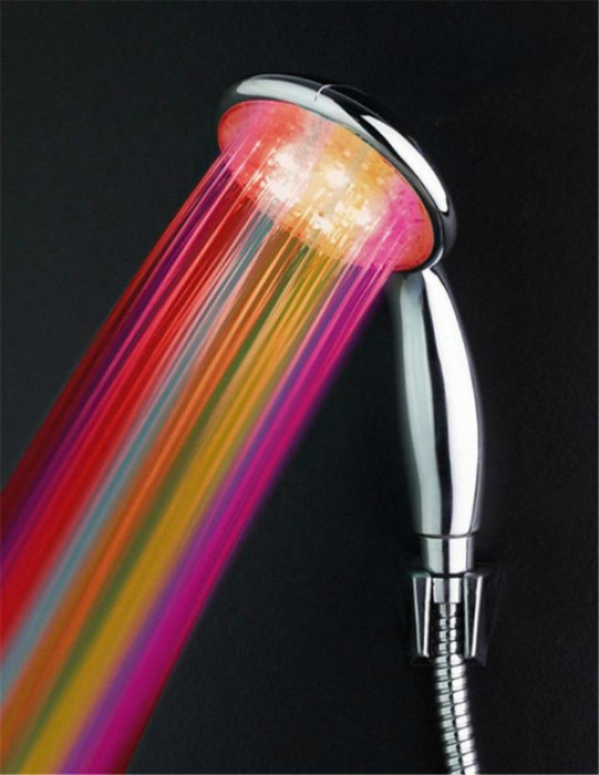 Насадка для душа с LED-подсветкой, которая окрашивает струи воды в разные цвета.