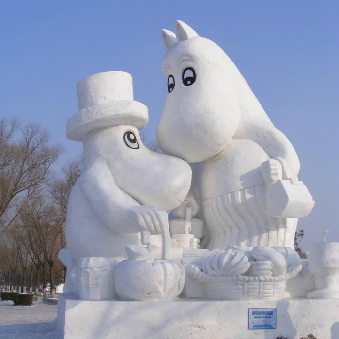 Скульптуры в виде муми-мамы и муми-папы из снега, созданные по мотивам книг писательницы Туве Янссон.