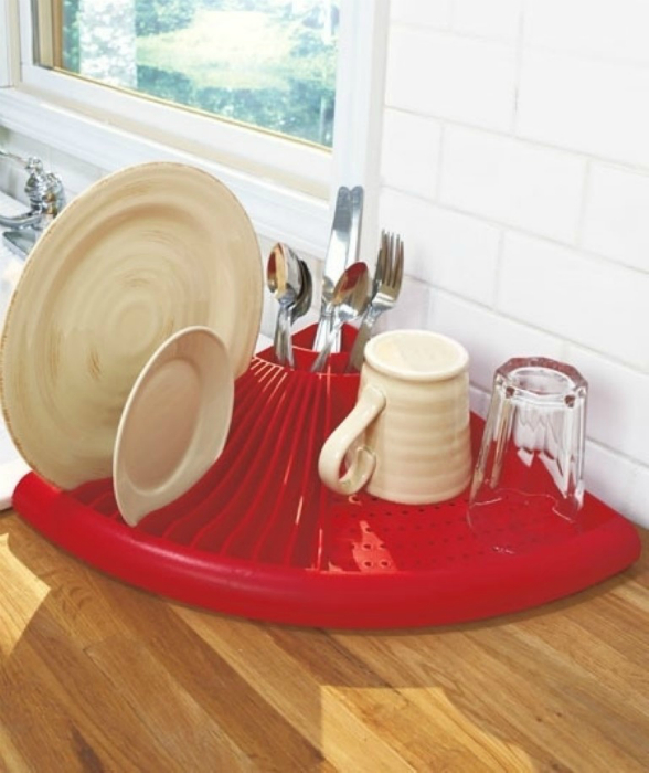 Угловая сушка для посуды, которая позволит максимально сэкономить место возле мойки.