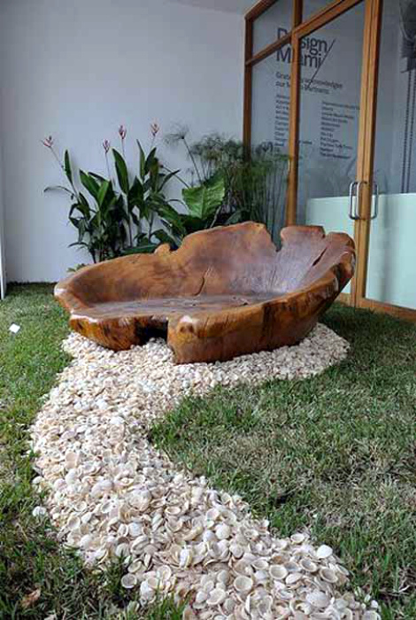 Необычная скамейка из корня дерева.