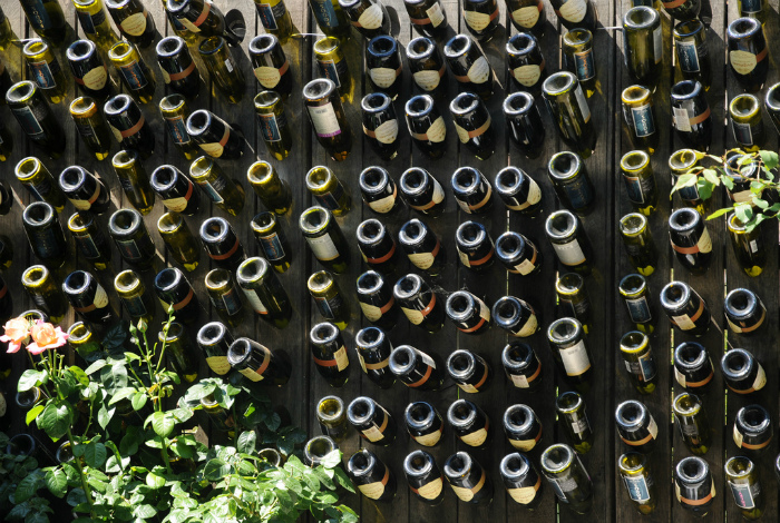 Деревянный забор с винными бутылками. | Фото: Garden Lovers Club.