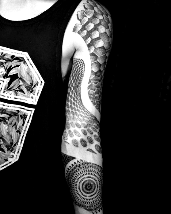 Татуировка рукав в геометрическом стиле.