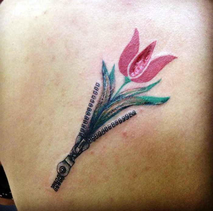 Цветная тату с изображением небольшого цветка и молнии.