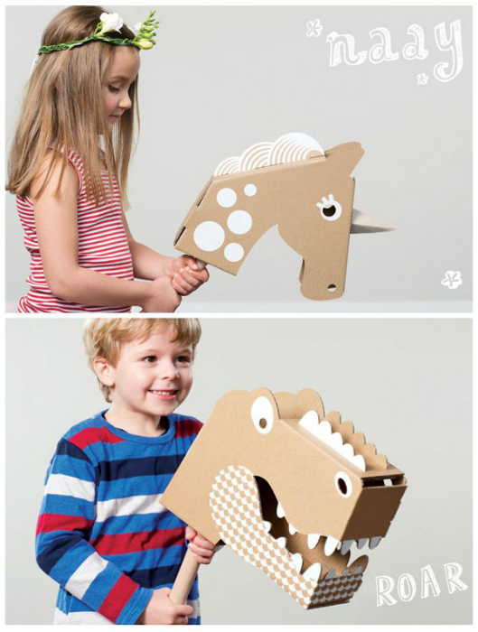 Игрушечная лошадка и динозавр из картонных коробок.