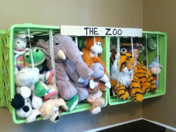«Зоопарк» из пластиковых контейнеров и эластичных лент - отличная идея для хранения мягких игрушек.
