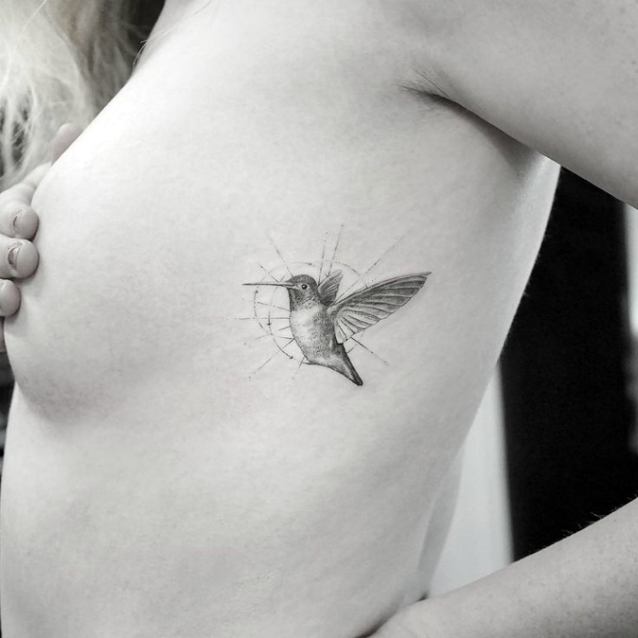 Миниатюрная татуировка с изображением колибри.