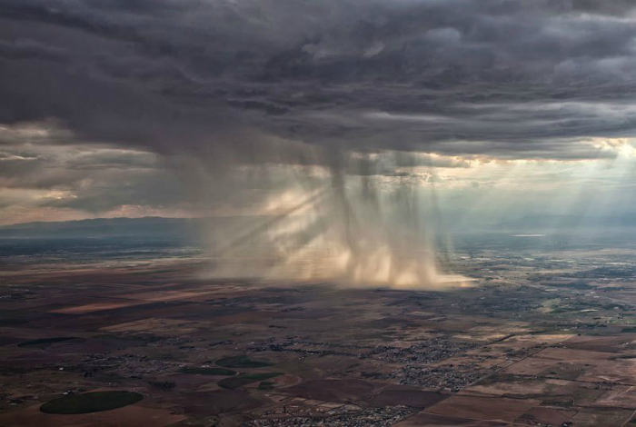Уникальный снимок грозы из иллюминатора самолета. Фотограф: Хэйли Луна.