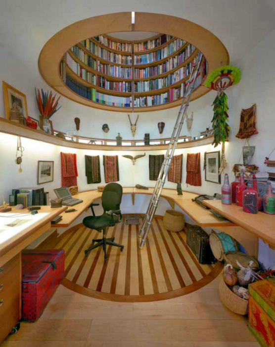 Круглый книжный шкаф вмонтированный в потолок.