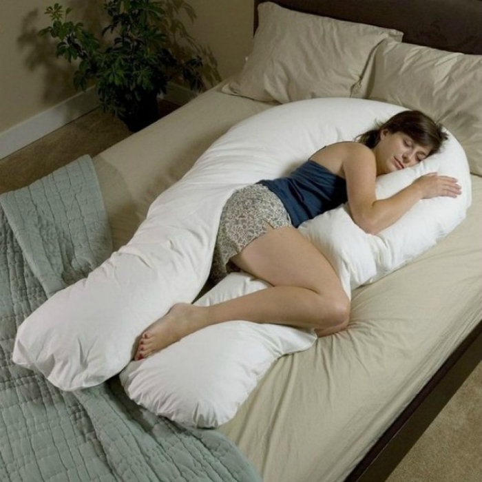 Огромная подушка в человеческий рост для комфортного сна.