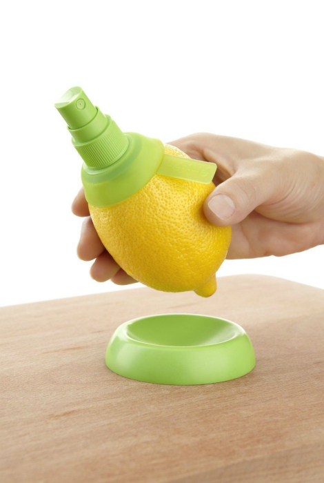 Приспособления, которое поможет сделать из обыкновенного лимона цитрусовый спрей.