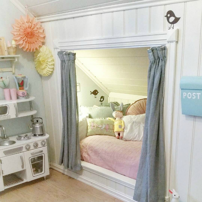 Детская комната со встроенным спальным местом.