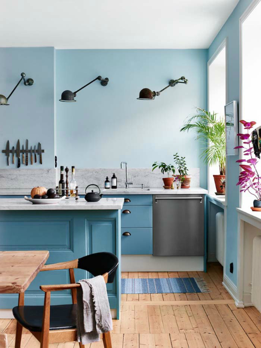 Кухня в серо-голубых тонах.
