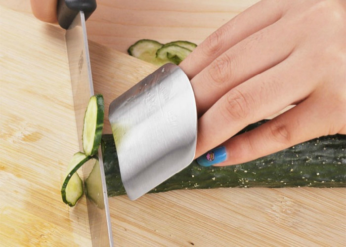 Защитная накладка, которая защитит пальцы и маникюр во время нарезки продуктов.