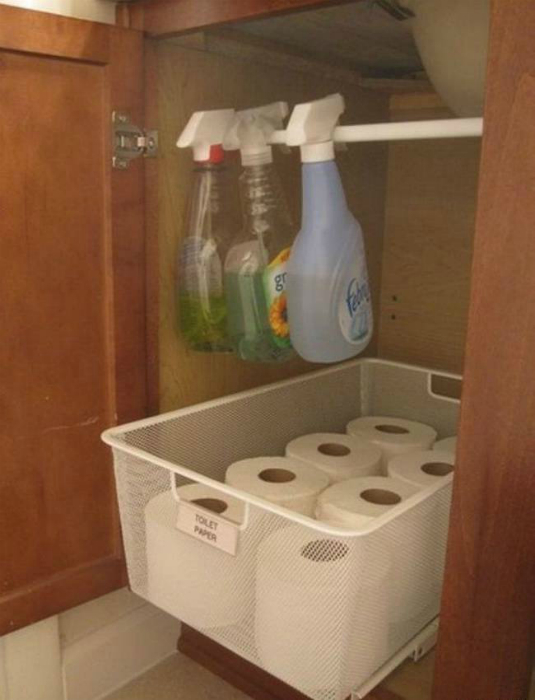 Шкафчик под раковиной идеально подойдет для хранения рулонов туалетной бумаги и моющих средств.