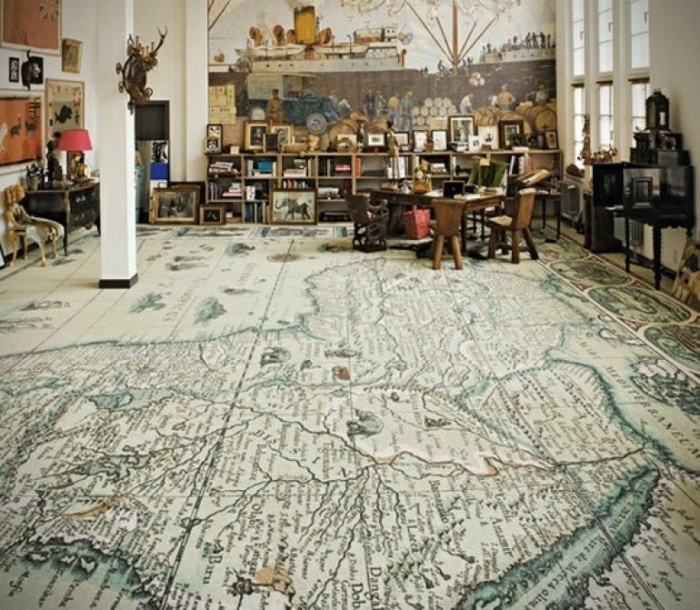 Гигантская карта мира, изображенная на полу.