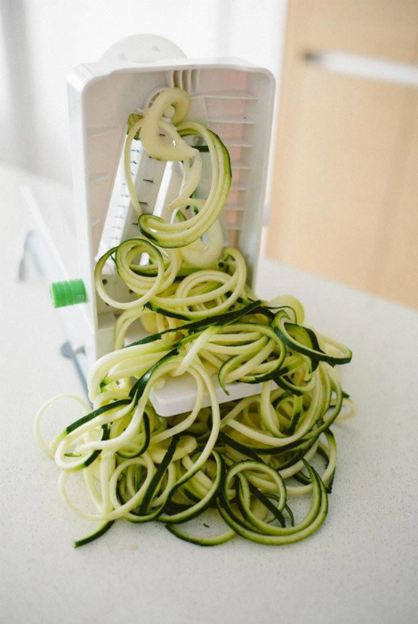 Приспособление, которое превратит овощи в фигурные спагетти.