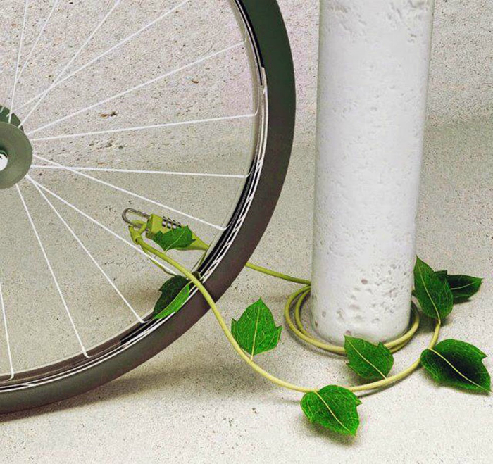 Велосипедный замок, замаскированный под зеленую лиану.