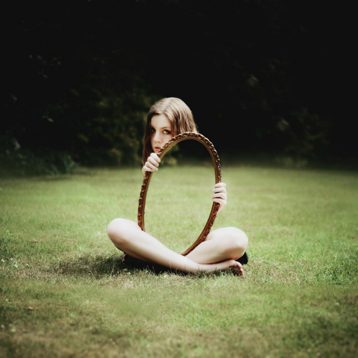 Девушка с зеркалом.