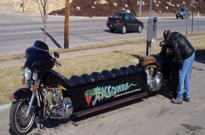 Если занести такой мотоцикл домой, подучится диван, а на даче он станет отличной лавкой для большой компании.