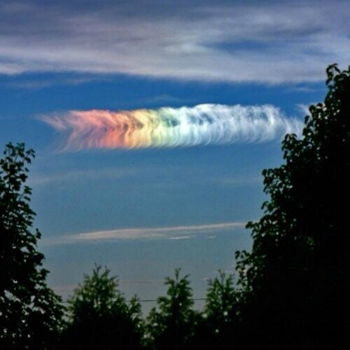 Облако, окрашенное в цвета радуги под воздействием солнечных лучей.