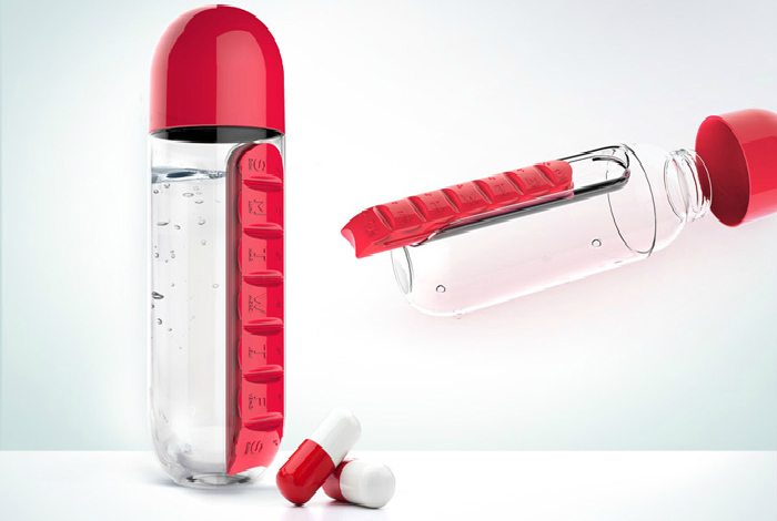 Бутылка со съёмным пеналом на 7 секций для таблеток на каждый день недели. Крышку можно использовать в качестве стаканчика для питья.