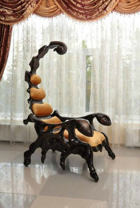Дизайнерское кресло в виде скорпиона.