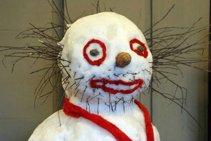 Снеговик, который злоупотреблял алкоголем в праздничные дни.