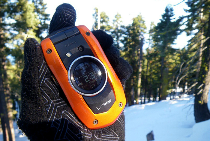 Телефон Casio G'zOne Boulder прекрасно выдерживает низкие температуры, имеет прочный корпус и большие кнопки, которые удобно нажимать в перчатках.