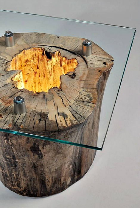 Кофейный столик из дерева и стекла.