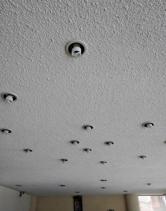 Потолок посыпало лампочками.