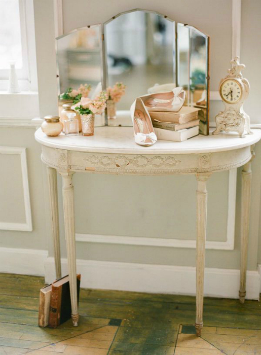 Светлый полукруглый столик с трехстворчатым зеркалом - идеально впишется в романтическую девичью спальню.