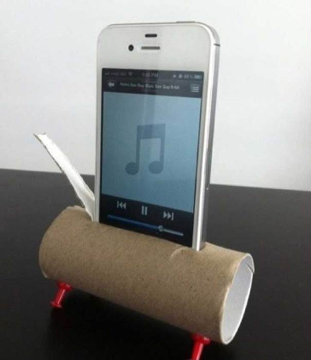 Используйте картонную бабину от туалетной бумаги, как подставку и усилитель звука для смартфона.
